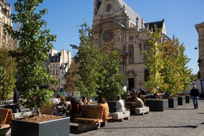 La place devant l’église Saint-Etienne du Mont, après les réaménagements. Source : Mairie de Paris, 2024