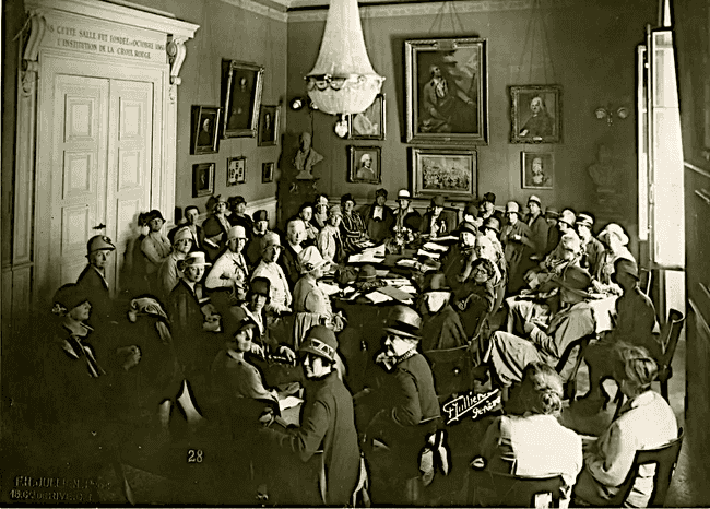 ll. 1. Réunion du comité exécutif et des commissions permanentes du Conseil international des femmes, au palais de l’Athénée de Genève, en 1927. Source : Photographie de Frank-Henri Jullien, bibliothèque de Genève